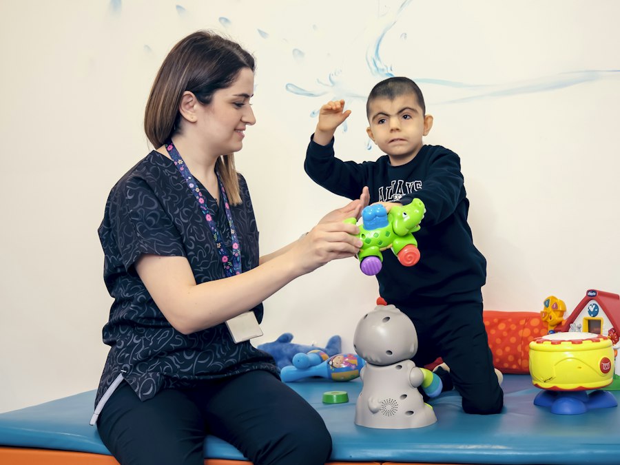 Sesión de terapia infantil con juegos, foto de banco de imágenes